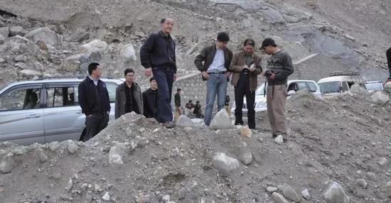  2010��3��31�������i�ʳɶ�ɽ�������ҽM�ڰͻ�˹̹Atabad���ͻ����������_(k��i)չ��(y��ng)���Ȟ�(z��i)�{(di��o)�飨�DƬ��(l��i)Դ�������ṩ��