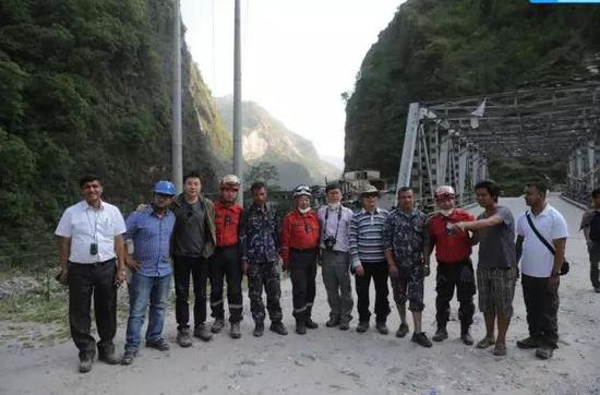 2015��5��4�գ��п�Ժ�c�Ჴ�����ҽM�ɵ�(li��n)��Ұ�⿼���(du��)�����ṫ·���_(d��)��ڰ��������죨�DƬ��(l��i)Դ�������ṩ��